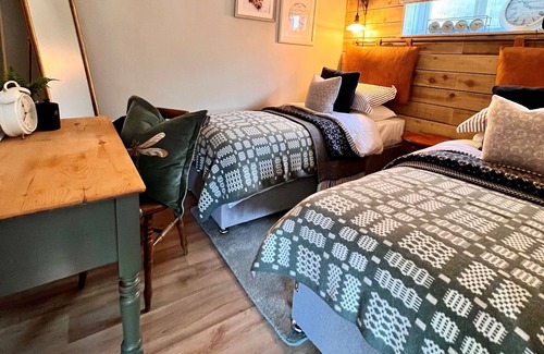 Pontsticill Cabaña | Spectacular Views | Pizza Oven & BBQ