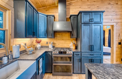Epworth Casa | Spectacular Views - Golden Tee - Shuffle Board - Hot Tub - 4 King Rooms