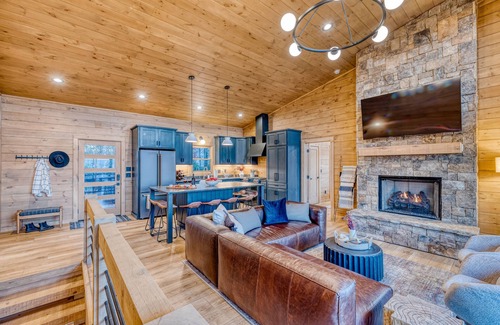Epworth Casa | Spectacular Views - Golden Tee - Shuffle Board - Hot Tub - 4 King Rooms