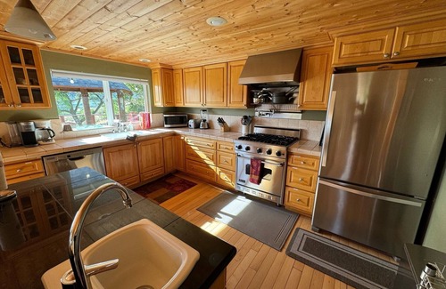 Manson Casa | Spectacular Views on 4 Acre Family Oasis Among Vineyards and Orchards