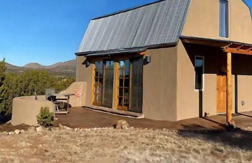 Canoncito Casa | Spectacular Views - Artist Barn on the Turquoise Trail