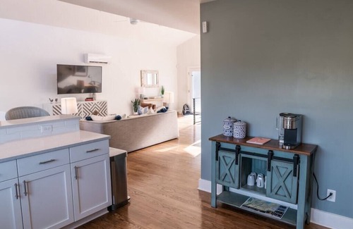 Northside Casa | Spectacular Views ~ Walk to Riverfront!