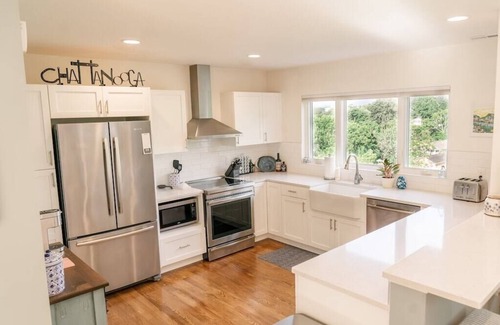 Northside Casa | Spectacular Views ~ Walk to Riverfront!