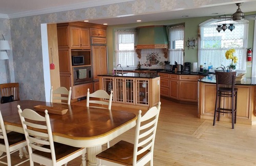 Island Heights Casa | Spectacular waterfront w/private Beach 5 BR Island Heights