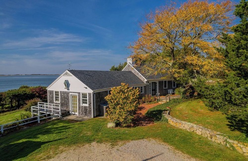 Barnstable Casa | Spectacular Waterfront Property in Barnstable Village