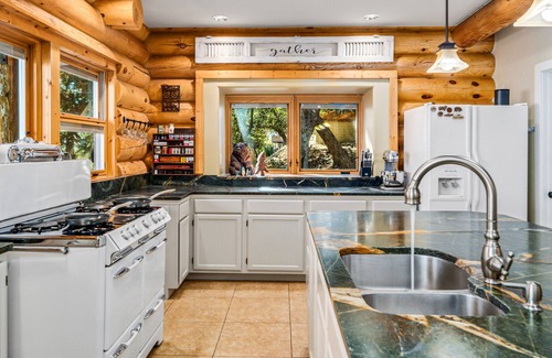 Alta Sierra Cabina | Spectacular West Coast Cabin: Bike, Hike & Ski!