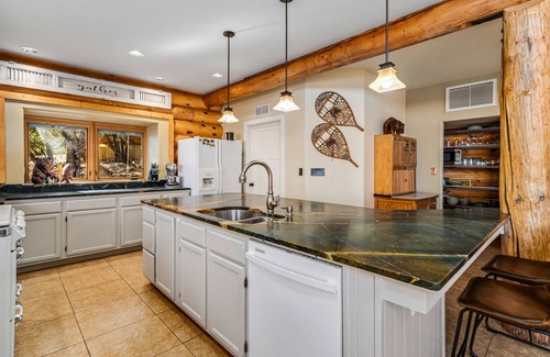 Alta Sierra Cabina | Spectacular West Coast Cabin: Bike, Hike & Ski!