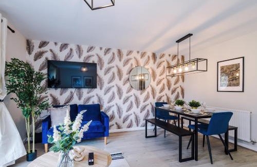 Speke Casa | Speke - Walk 2 JLR Halewood Airport - 5 Beds, Driveway fits 2 - 3 Bedrooms 3 WC-Speke Boulevard-South Liverpool-Sleeps 9 - Fully Equipped- Docks- Waterfront Bank Arena Liverpool by Arz Stays