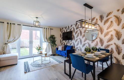 Speke Casa | Speke - Walk 2 JLR Halewood Airport - 5 Beds, Driveway fits 2 - 3 Bedrooms 3 WC-Speke Boulevard-South Liverpool-Sleeps 9 - Fully Equipped- Docks- Waterfront Bank Arena Liverpool by Arz Stays
