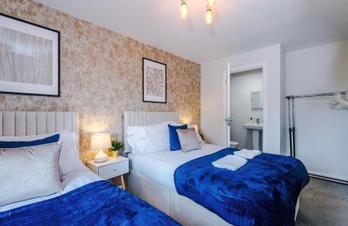 Speke Casa | Speke - Walk 2 JLR Halewood Airport - 5 Beds, Driveway fits 2 - 3 Bedrooms 3 WC-Speke Boulevard-South Liverpool-Sleeps 9 - Fully Equipped- Docks- Waterfront Bank Arena Liverpool by Arz Stays