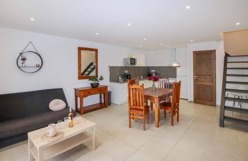 Donzere Casa | Spend a relaxing vacation in this vacation home in a rural location.