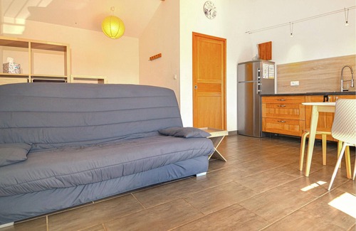 Saint-Martin-de-Crau Apartamento | Spend a vacation close to nature in this inviting vacation apartment.