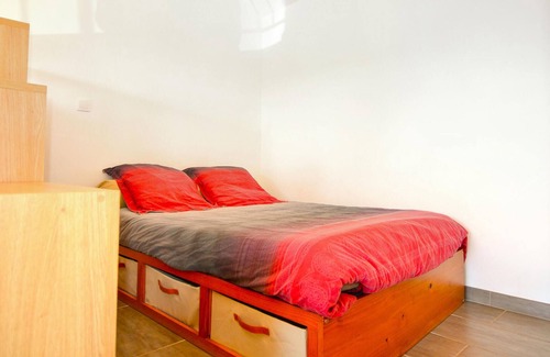Saint-Martin-de-Crau Apartamento | Spend a vacation close to nature in this inviting vacation apartment.