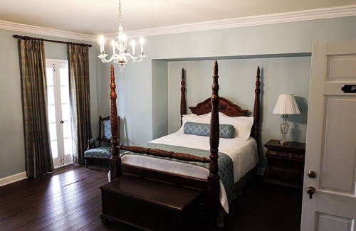 Destrehan Cama Y Desayuno | Spend the night in one of the South's oldest historic homes!
