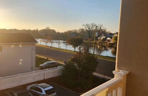 Bradley Beach Condominio | Spend the spring and summer 2025 in Bradley Beach.