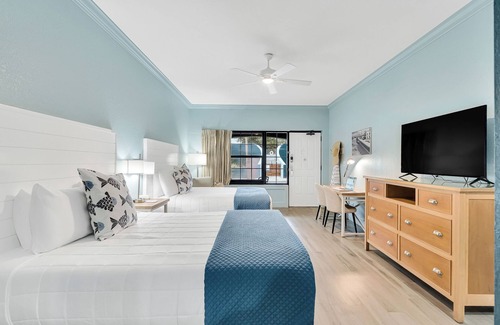 Crystal Beach Hotel | Pase tiempo con su familia y PET en el Beachside Inn Hotel!