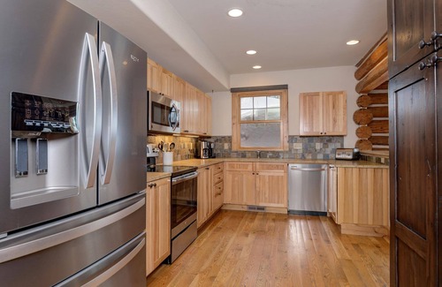 Powder Ridge Cabina | Spend Summer in Big Sky! Ski-in, Ski-out 4 Bedroom Cabin with Private Hot Tub