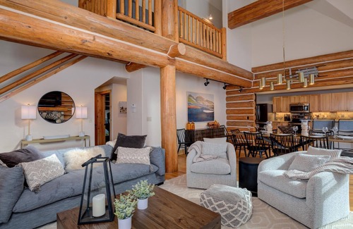 Powder Ridge Cabina | Spend Summer in Big Sky! Ski-in, Ski-out 4 Bedroom Cabin with Private Hot Tub