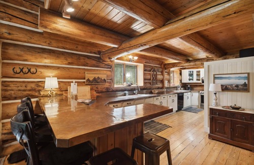 Columbia Falls Chalet De Esquí | Spend Summer with Us! Beautiful Montana Log Cabin Home with Stunning Forested Views!