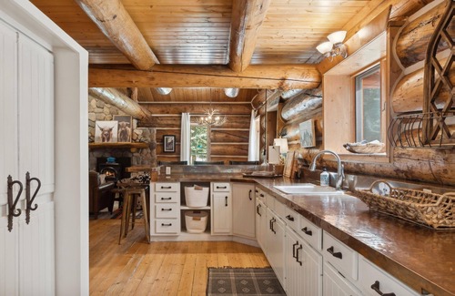 Columbia Falls Chalet De Esquí | Spend Summer with Us! Beautiful Montana Log Cabin Home with Stunning Forested Views!
