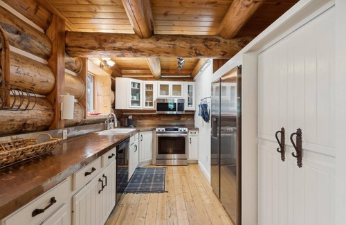 Columbia Falls Chalet De Esquí | Spend Summer with Us! Beautiful Montana Log Cabin Home with Stunning Forested Views!