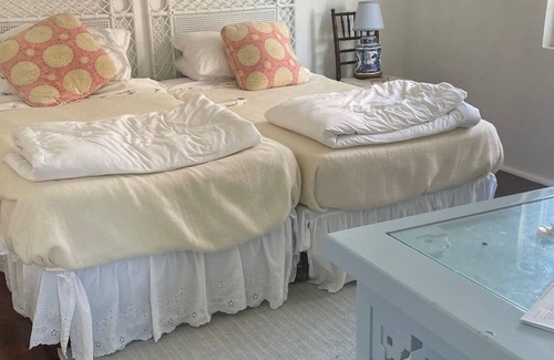 Paget Cabaña | Spend xmas in Bermuda in a cottage with the crashing ocean and fireplace