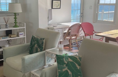 Paget Cabaña | Spend xmas in Bermuda in a cottage with the crashing ocean and fireplace