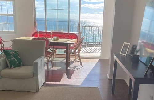 Paget Cabaña | Spend xmas in Bermuda in a cottage with the crashing ocean and fireplace
