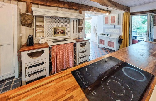 Bazouges-la-Perouse Casa | Spend your vacation in this inviting vacation home in a wonderful location.