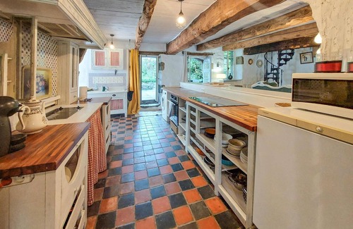 Bazouges-la-Perouse Casa | Spend your vacation in this inviting vacation home in a wonderful location.