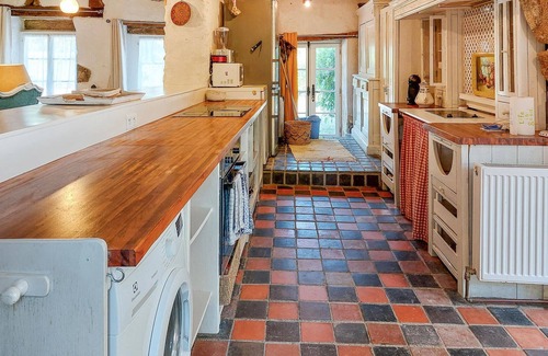 Bazouges-la-Perouse Casa | Spend your vacation in this inviting vacation home in a wonderful location.
