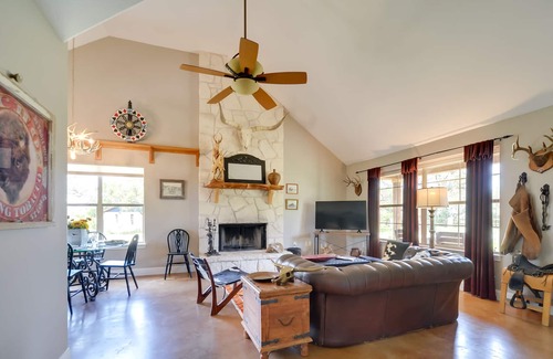 Paleface Homesteads Cabina | Spicewood Ranch Cabin w/ Deck, Barn Access!