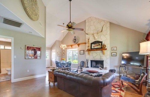 Paleface Homesteads Cabina | Spicewood Ranch Cabin w/ Deck, Barn Access!