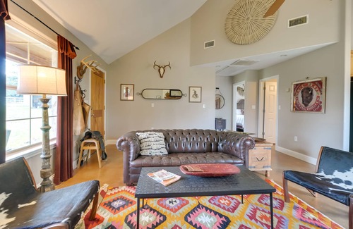 Paleface Homesteads Cabina | Spicewood Ranch Cabin w/ Deck, Barn Access!