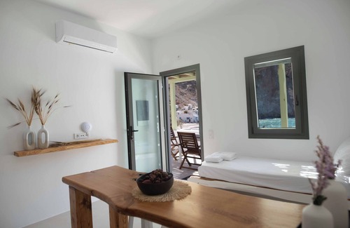 Firopotamos Complejo | Spilia Milos waterfront property