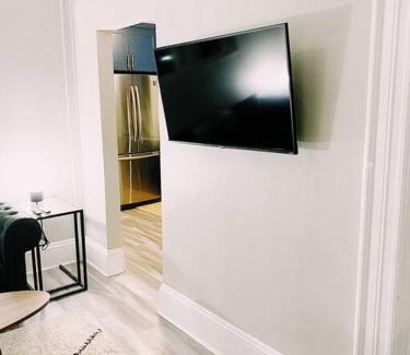 Fredericton Apartamento | Spin & Sip - Dog-Friendly Vinyl Vibes Downtown
