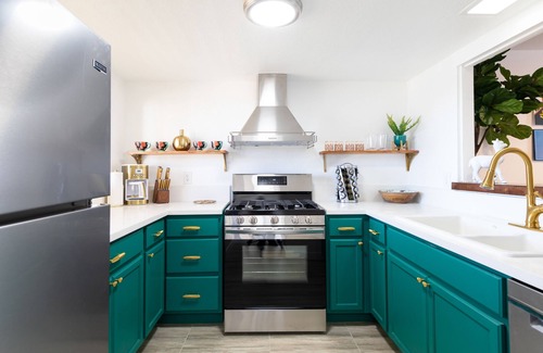 Desert Hot Springs Apartamento | Spin Some Vinyl at a Lush Green Retreat with Two Bedrooms