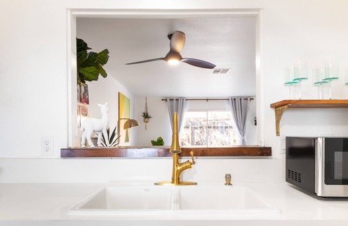 Desert Hot Springs Apartamento | Spin Some Vinyl at a Lush Green Retreat with Two Bedrooms