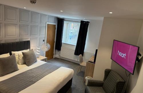 Chesterfield Cama Y Desayuno | Spire View at THE GALLEON RESTAURANT