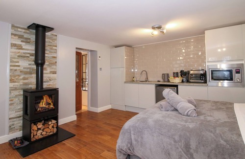 Sugnall Cabaña | SPITFIRE LODGE, pet friendly in Loggerheads, Staffordshire