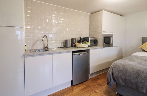 Sugnall Cabaña | SPITFIRE LODGE, pet friendly in Loggerheads, Staffordshire
