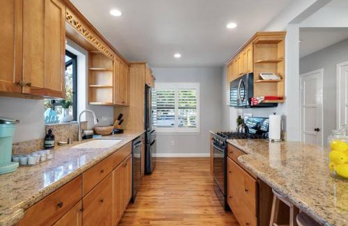 South of Conant Casa | Splash Haven-Heated Pool-Huge Living Area-Sleeps 8