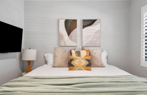 South of Conant Casa | Splash Haven-Heated Pool-Huge Living Area-Sleeps 8