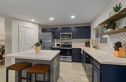West Glen Community Association Casa | Splash In Your Private Free Heated Pool!