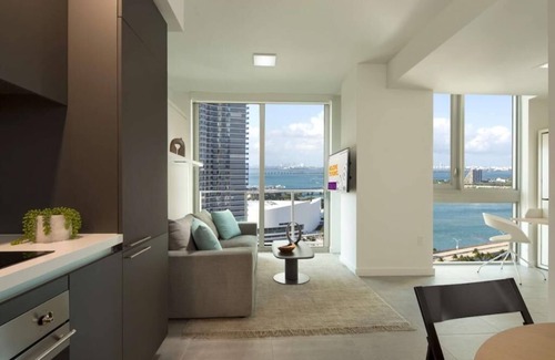 Downtown Miami Hotel | Splash into Downtown Miami with tech-led smart stays & sunset drinks by the pool