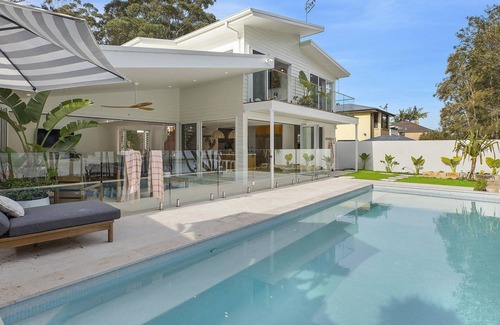 Wamberal Casa | SPLASH - LAKEFRONT WITH POOL