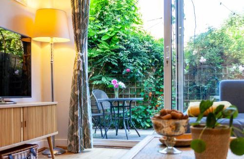 Hammersmith and Fulham Apartamento | Splendid 2BR wprivate gdn, Fulham