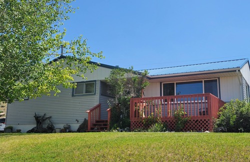 Meeteetse Casa | Splendid Absaroka Mountain and Greybull River View