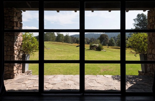 Valle de Bravo Cabaña | Espléndida y elegante casa de campo en medio de un bosque