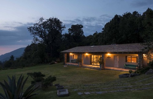 Valle de Bravo Cabaña | Espléndida y elegante casa de campo en medio de un bosque